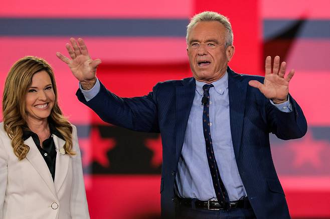 로버트 F. 케네디 주니어 보건복지부 장관(오른쪽)이 28일 텍사스주 그레이프바인에서 열린 보수정치행동회의(CPAC) 현장에서 무대에 올라 인사를 하고 있다. /로이터 연합뉴스