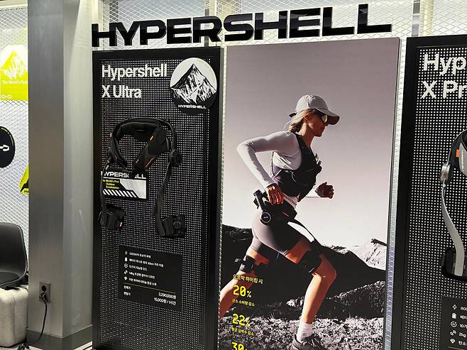 서울 영등포구 여의도 한 한강공원 편의점에 설치된 하이퍼쉘 팝업스토어에 하이퍼쉘X 울트라 제품이 전시돼 있다. 구매에 329만원, 1시간 대여에 1만5000원이다./서일원 기자