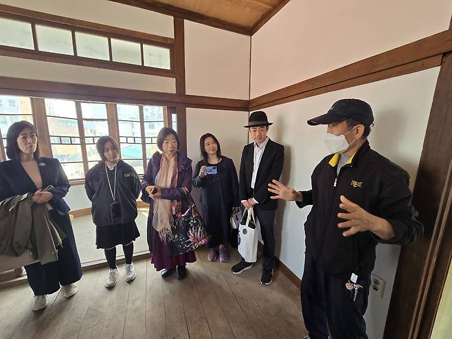 29일 대전 중구 대흥동 '뾰족집' 2층에서 와타나베 이와지 후손들이 한동현 대흥1구역 조합장의 설명을 듣고 있다. 이성현 기자