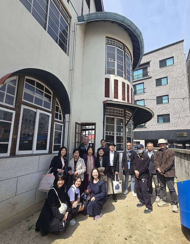 29일 대전 대흥동 '뾰족집' 마당에서 1929년 건축주 와타나베 이와지의 후손들과 대전시 관계자들이 함께 기념사진을 촬영하고 있다. 이성현 기자