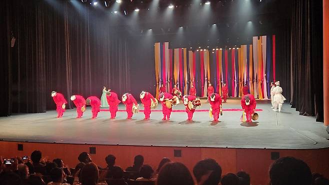 국립부산국악원 연희부가 27일 오후 부산 부산진구 국립부산국악원 연악당에서 정기공연 ‘농악-뿌리’를 마친 뒤 관객에게 인사하고 있다. 김화영 기자 run@donga.com