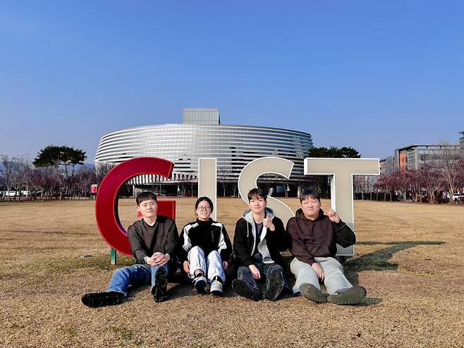 국제 AI 게임 플레이 대회 ‘오락 게임 에이전트 챌린지’에서 우승한 광주과학기술원(GIST) AI융합학과 대학원생들로 구성된 ‘발가락(A Great Toe)’ 팀. GIST 제공