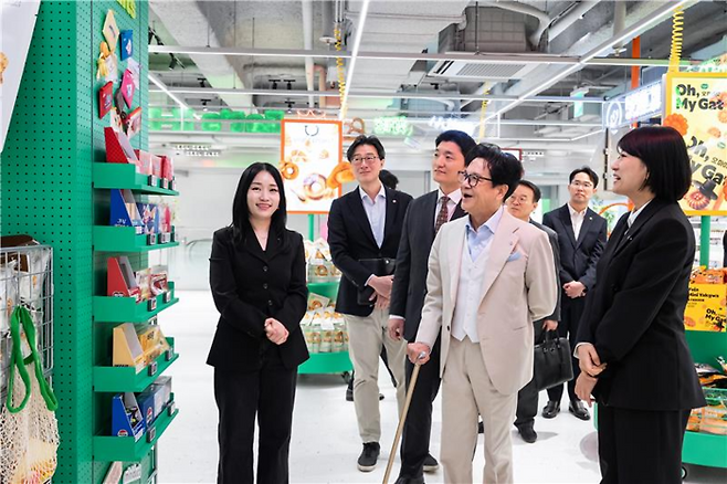 CJ그룹 이재현 회장이 그룹의 주요 경영진과 함께 26일(목) 새롭게 문을 연 '올리브영 센트럴 명동 타운'을 살펴보고 있다.