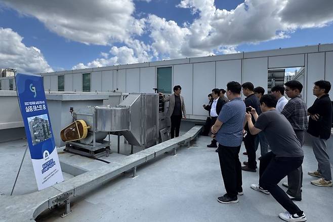 광주광역시가 창업기업의 혁신 제품과 서비스의 실증을 지원하기 위해 '2026년 창업기업 제품 실증 지원 사업'에 참여할 기업 44개사를 오는 4월 10일까지 모집한다. 사진은 실증 지원 참여 기업 테크니컬 투어(산업 현장 방문)모습. 광주광역시 제공