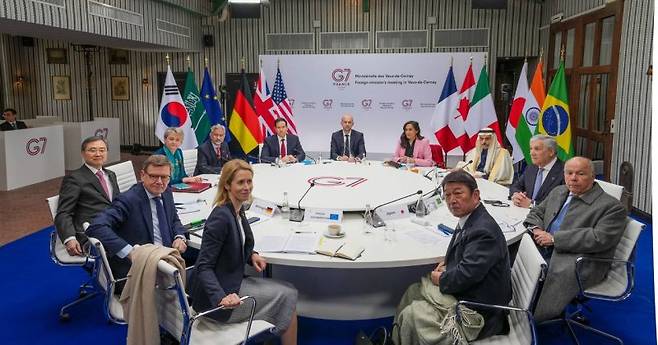 조현 외교부 장관(왼쪽 첫번째)은 지난 26~27일(현지시간) 프랑스 이블린 지역에서 개최된 G7 외교장관회의에 참석해 호르무즈해협 문제와 함께 범국가적 위협과 주권 등 주요 현안을 논의했다. 외교부 제공