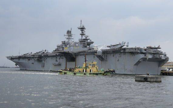 미 해군 강습상륙함 USS 트리폴리, 사실상 항공모함급이 이 대형 플랫폼은 미 해군(Navy) 승조원 약 1200명과 미 해병대(Marines) 병력 약 1800명을 합쳐 총 3000여 명의 정예 전력을 배치한 것으로 추정된다. AP·뉴시스