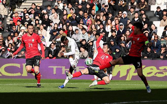 한국 남자축구 대표팀이 28일(한국시각) 영국 밀턴킨스 스타디움 엠케이(MK)에서 열린 코트디부아르와 평가전에서 상대 공격을 막고 있다. 밀턴킨스/ 로이터 연합뉴스