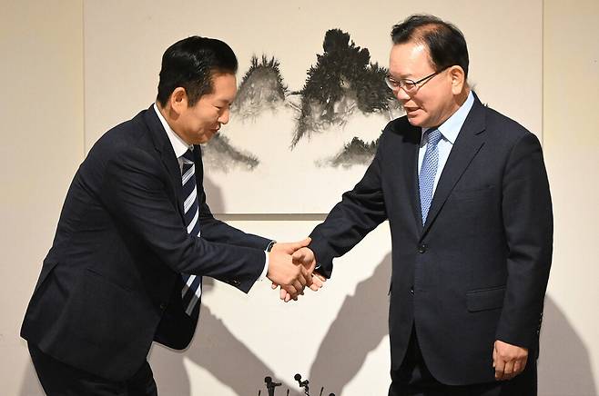 정청래 민주당 대표와 김부겸 전 국무총리가 3월26일 서울 중구 ‘컨퍼런스 하우스 달개비’에서 만나 악수하고 있다. 국회사진기자단