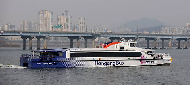 감사원이 한강버스 및 여의도 선착장 조성사업 감사 결과를 공개한 지난 16일 한강버스가 서울 여의도 한강버스 선착장을 떠나고 있다. 연합뉴스