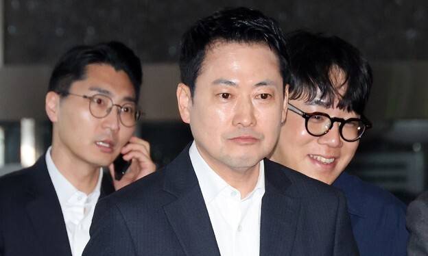 장동혁 국민의힘 대표가 27일 외부 일정을 마치고 국회로 들어서며 취재진의 질문을 받고 있다. 연합뉴스