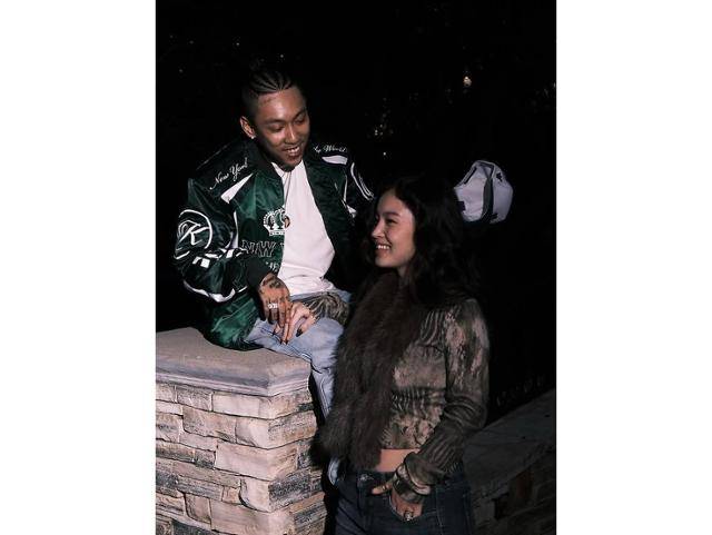 래퍼 도끼와 가수 이하이가 사실상 열애를 인정하며 각자의 SNS에서 애정을 과시했다. 도끼 SNS