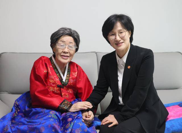 원민경 성평등가족부 장관이 25일 대구에 거주하는 일본군 위안부 피해자 이용수 할머니 자택을 예방해 인사를 나누고 있다. 성평등가족부 제공