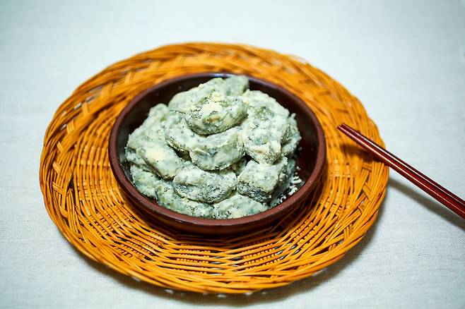 봄철 식재료인 쑥은 신진대사 촉진, 피로회복, 복통 완화 등 여러 효능이 있다. /클립아트코리아