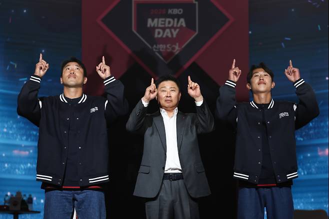 <yonhap photo-4407="">26일 서울 롯데호텔 월드에서 열린 2026 신한 SOL KBO 리그 미디어데이에서 롯데자이언츠 김태형 감독과 전준우, 전민재가 세리머니를 하고 있다. 사진=연합뉴</yonhap>