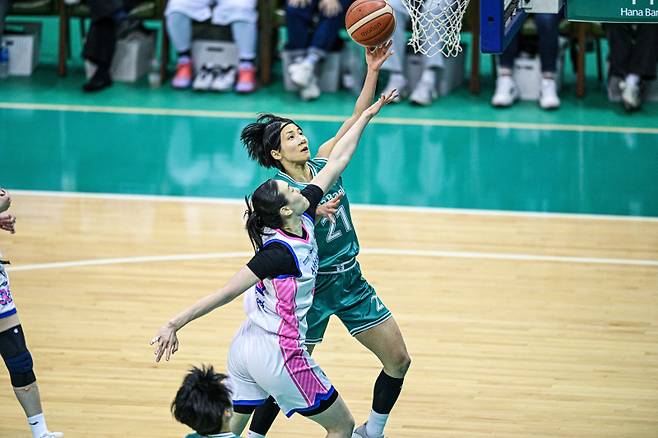 하나은행 이이지마가 29일 부천체육관에서 열린 삼성생명과의 BNK금융 2025~26 WKBL 정규리그 홈경기서 레이업을 시도하고 있다. 사진=WKBL