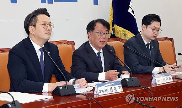 쌍방울 대북송금 사건 당시 이화영 전 경기도 평화부지사 변호인이었던 서민석 변호사가 29일 국회에서 당시 박상용 검사와 통화를 한 녹취록을 공개하며 발언하고 있다. 왼쪽부터 더불어민주당 전용기 의원, 서민석 변호사, 김동아 의원. 2026. 03. 29. [사진=연합뉴스]