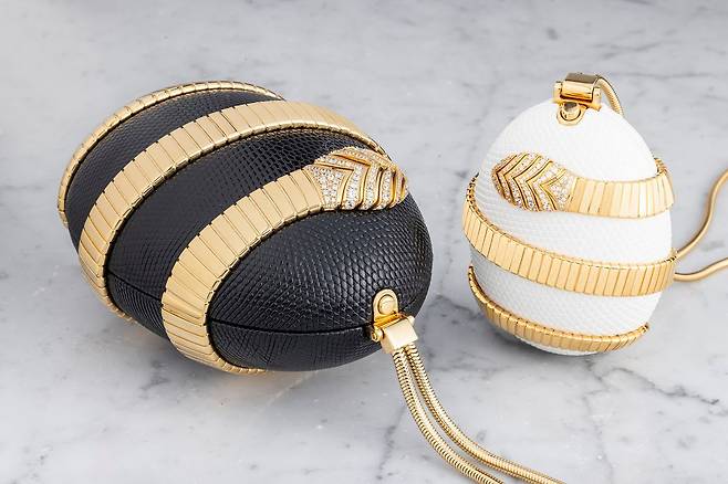 금속을 유연하게 감는 브레이슬릿 구조로 출발한 투보가스는 불가리 아이콘즈 미노디에르에서 뱀 모티프가 리자드 가죽 오브제를 두 바퀴 감싸는 형태로 재현됐다. 사진 불가리