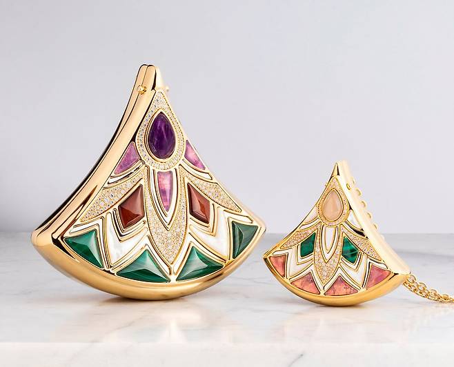 디바스 드림은 로마의 정수를 담아낸 컬렉션이다. 불가리 아이콘즈 미노디에르 디바스 드림에도 카라칼라 욕장의 모자이크 패턴에서 영감을 받은 부채꼴 실루엣이 구현됐다. 사진 불가리