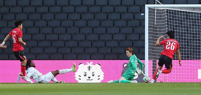 한국축구국가대표팀이 28일(현지시간) 영국 밀턴킨스 스타디움 MK에서 열린 코트디부아르와 평가전에서 첫 실점을 하고 있다. 연합뉴스