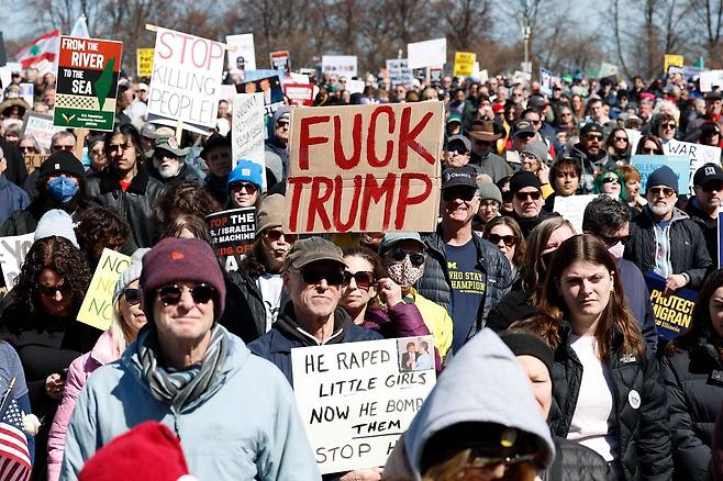 28일(현지시간) 미국 시카고 그랜트 파크에서 열린 '왕은 없다(No Kings)' 전국 시위의 날 시위 참가자들이 행진하고 있다. AFP=연합뉴스