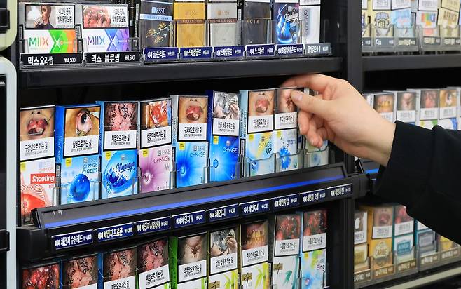 정부가 담뱃값 인상을 검토한다는 보도가 나와 파장이 일자 정은경 복지부 장관이 이를 부인했다. 연합뉴스