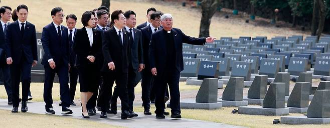 이재명 대통령과 김혜경 여사가 29일 제주 4·3평화공원 행방불명인 묘역을 살펴보고 있다. 청와대사진기자단