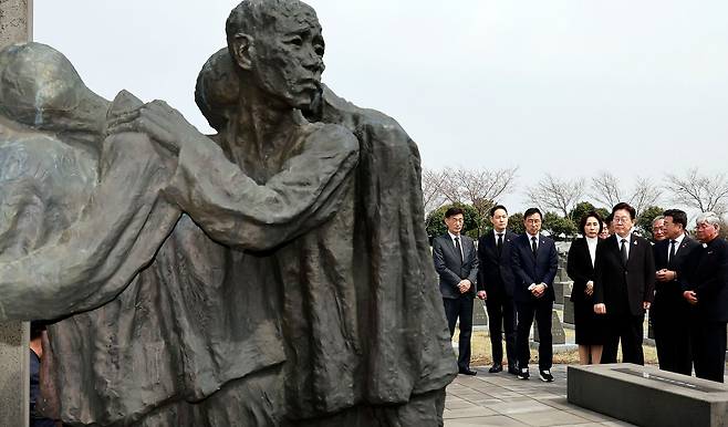 이재명 대통령과 김혜경 여사가 29일 제주 4·3평화공원 행방불명인 묘역을 살펴보고 있다. 청와대사진기자단