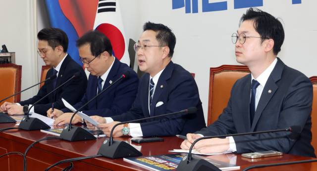 ▲ 윤석열 정치검찰 조작기소 국조특위 민주당 의원들이 29일 국회에서 기자간담회를 열고 있다. 왼쪽부터 전용기, 이건태, 박성준, 김동아 의원. 연합뉴스