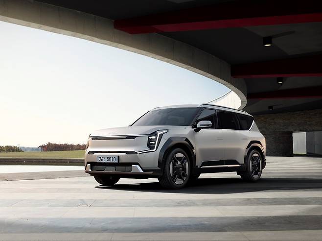 기아가 주요 전기차 모델의 고성능 GT 라인업을 대거 도입하고, 안전과 편의성을 한층 강화한 연식변경 모델을 출시했다고 2월 2일 밝혔다. 사진은 2026 EV9. [현대자동차·기아 제공]