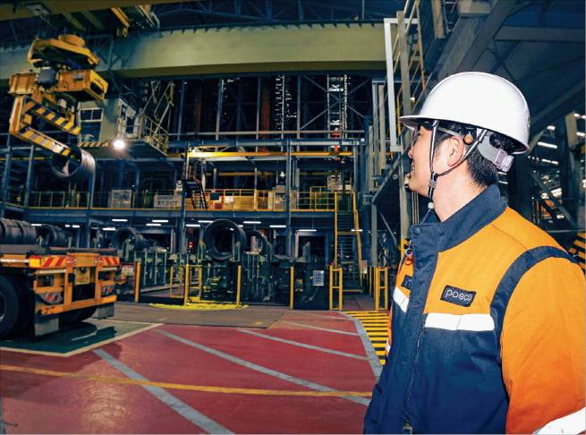 포스코 포항제철소에서 지능형 자동 크레인이 작동하는 모습을 생산기술부 김병국 주임이 지켜보고 있다.  포스코 제공