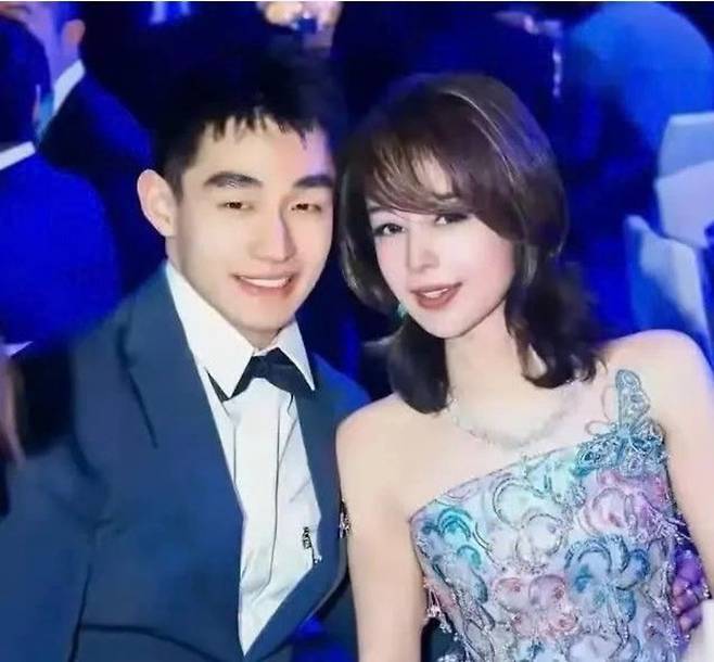 30살 연하남과 6번째 결혼을 한 중국의 여성 사업가 위원훙(55). /사진=사회관계망서비스(SNS) 갈무리