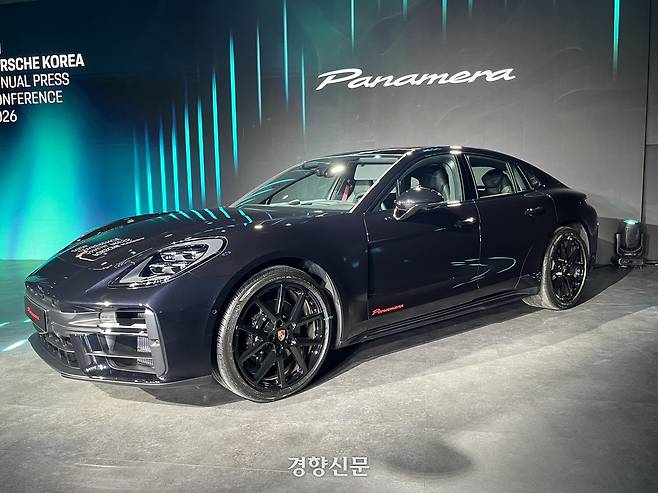 포르쉐코리아가 한국 고객만을 위해 100대 한정으로 특별제작한 ‘파나메라 레드 익스클루시브’ 모델. 권재현 선임기자