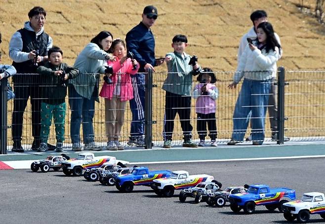 지난 28일 준공된 송도 달빛공원 RC 스포츠 경기장에서 무선조종 자동차들이 출발을 기다리고 있다. 인천시 제공