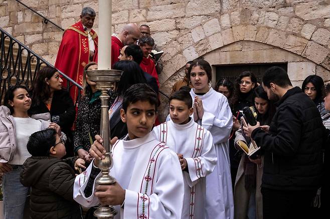 29일 이스라엘 예루살렘 구시가지의 성구세주 가톨릭 프란치스코 수도원에서 가톨릭 복사들과 신도들이  종려주일(부활절 직전 일요일) 미사 행렬을 시작하고 있다. AFP연합뉴스