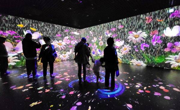 증강현실을 활용한 실감형 영상체험실. IT시대에 맞춘 이런 시설은 7080세대뿐만 아니라 청소년 관람객을 소나기마을로 유인한다.