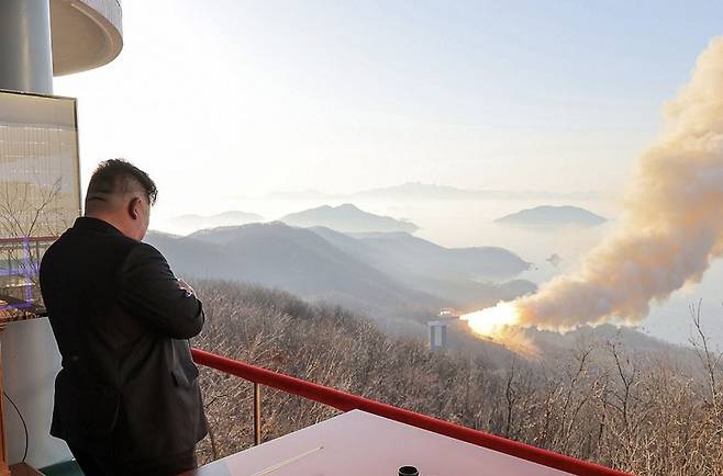 김정은 북한 국무위원장이 탄소섬유 복합재료를 이용한 대출력 고체 발동기(엔진) 지상분출시험을 참관했다고 조선중앙통신이 29일 보도했다. 조선중앙통신