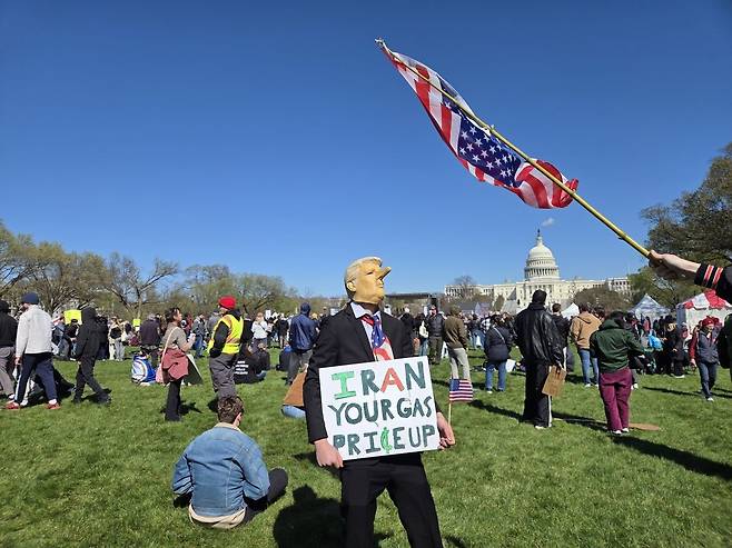 미국 워싱턴 DC 연방의회 의사당 앞에서 28일(현지시간) 도널드 트럼프 대통령의 국정 수행을 비판하는 '노 킹스' 시위가 열리고 있다. 워싱턴=임성수 특파원