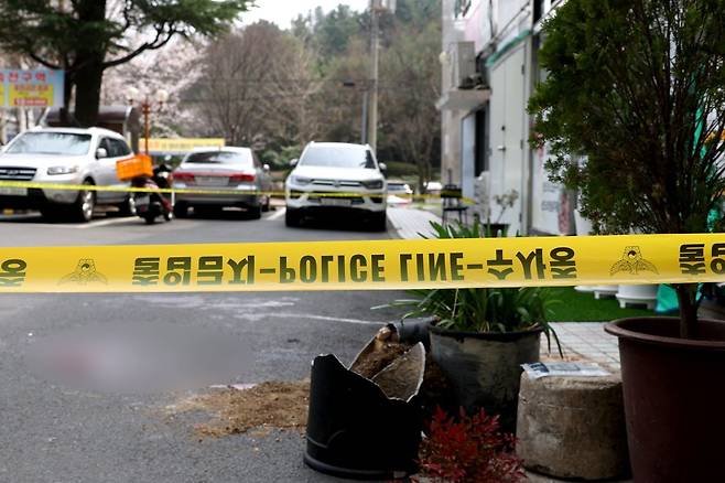 창원 성산구 아파트 칼부림 현장. 27일 오전 11시 36분쯤 창원시 성산구 한 아파트 인근 주차장에서 칼부림이 발생해 20대 여성이 심정지 상태로 이송되고 30대 남성이 크게 다쳐 이송됐다. 연합뉴스