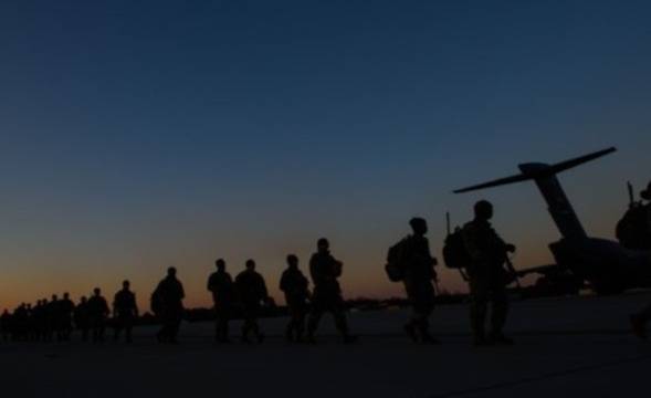 미 제82공수사단 장병들이 이동하는 모습. AFP=연합뉴스