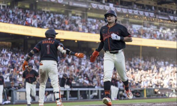 팀의 첫 득점을 올리는 이정후(오른쪽). 로이터=연합뉴스