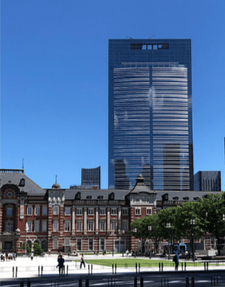 도쿄역 앞에 들어선 45층 ‘도쿄 미드타운 야에스’ 빌딩 전경. 이 건물 1~4층에 공립 초등학교가 2022년 둥지를 틀었다. <미쓰이 부동산 제공>