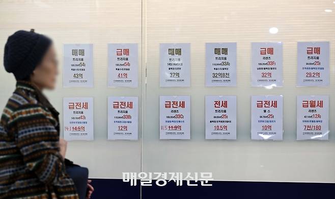 정부가 오는 5월 9일로 다주택자 양도세 중과 유예 종료 방침에 쐐기를 박으며 아파트 급매물이 속속 등장하고 있는 가운데 9일 서울 송파구의 한 공인중개사무소에 급매물 안내문이 부착돼 있다. [한주형기자]