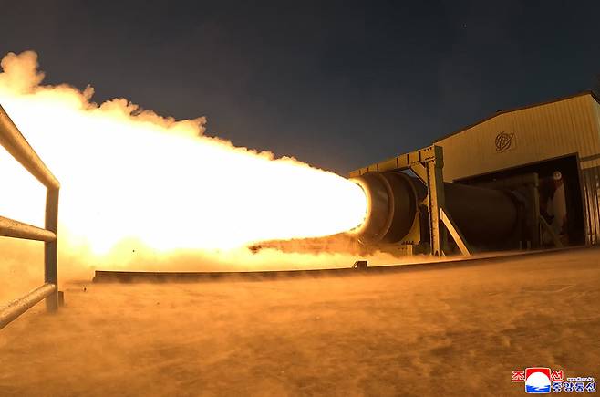 ICBM용 고체연료 엔진의 지상분출시험 모습. [연합뉴스]