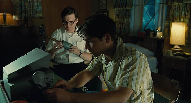 엄마와 아빠는 새미의 영화 촬영을 바라보는 시선도 달랐다. 예술가였던 엄마가 새미의 꿈을 적극 지원한 반면, 아빠는 취미 정도로 여겼다. 새미가 영화인으로 성장하는 데는 두 사람의 역할이 모두 필요했던 것이다. [IMDb]