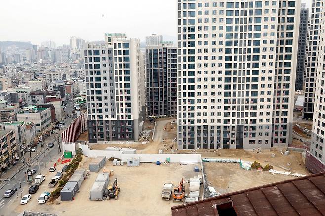 아파트 건자재 못구해 발동동 나프타 수급 불안 심화로 건설 원자재 가격이 급등하고 있다. 오는 10월 입주를 앞둔 힐스테이트 메디알레(대조1구역) 공사현장 전경. 김재훈 기자