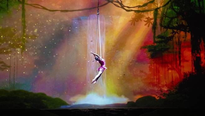 주인공 이엘이 폭포와 빛줄기 영상을 배경으로 트래페즈 기예를 선보이고 있다. 에버랜드