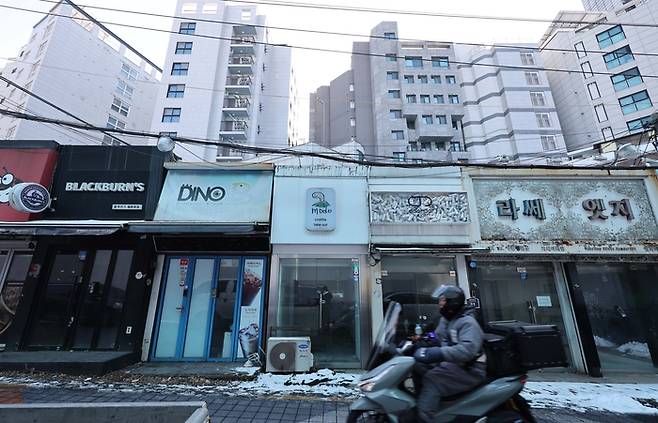 서울 서대문구 이화여대 인근 상점가가 줄폐업으로 한산한 모습. [한주형 기자]