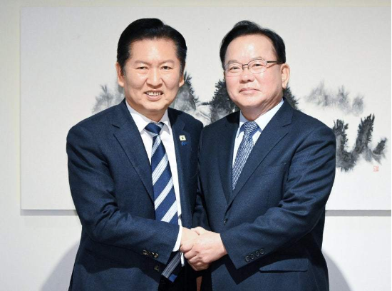 정청래 더불어민주당 대표와 김부겸 전 국무총리가 26일 서울 중구 달개비에서 회동하고 있다. (국회사진기자단)