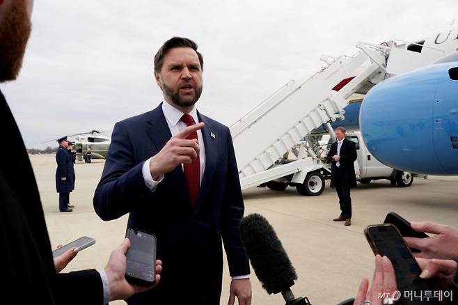 (조인트 베이스 앤드루스 로이터=뉴스1) 이창규 기자 = JD 밴스 미국 부통령이 18일(현지시간) 미시간으로 이동하는 도중 메릴랜드주 조인트 베이스 앤드루스에서 기자들과 이야기하고 있다. 2026.3.18./뉴스1  ⓒ 로이터=뉴스1  Copyright (C) 뉴스1. All rights reserved. 무단 전재 및 재배포,  AI학습 이용 금지. /사진=(조인트 베이스 앤드루스 로이터=뉴스1) 이창규 기자