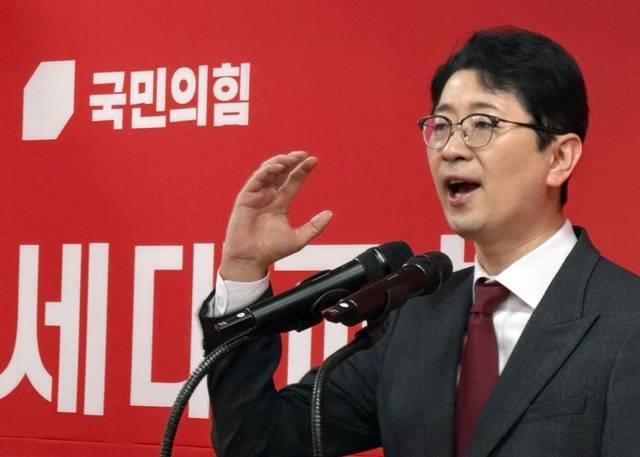 주진우 국민의힘 의원이 28일 오후 부산 연제구의 한 빌딩에서 열린 경선 사무소 개소식에서 출마의 변을 밝히고 있다. 연합뉴스